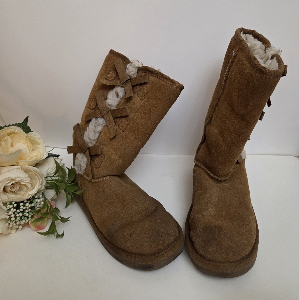 Koolaburra by UGG® Kids Victoria Short Boot. Suede upper adorned with Bows.